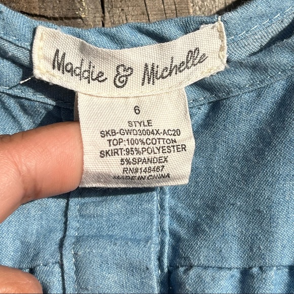 Maddie & Michelle Size 6 Denim Sleeveless Top, Moth color w/White Daisies Print - Picture 6 of 9